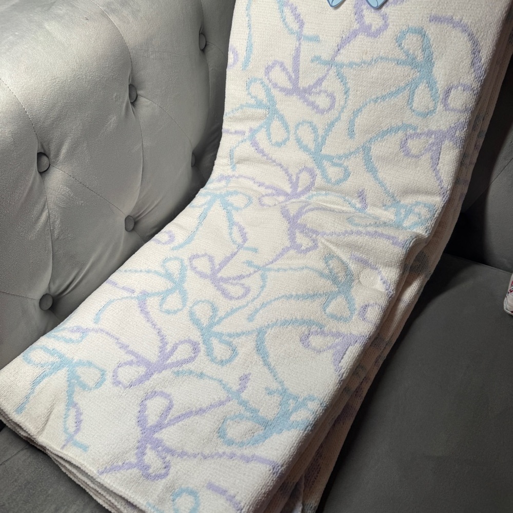 Envogue Bow ribbon blue, lavender on‎ white snuggle knit throw